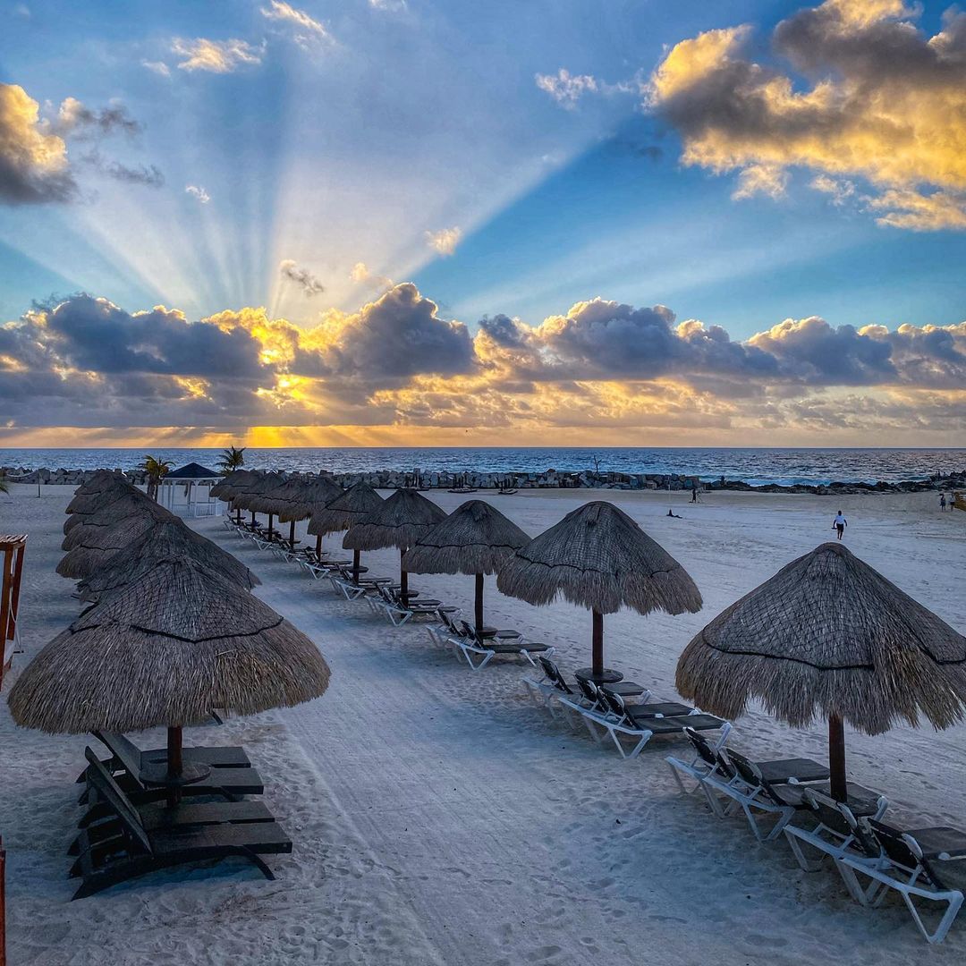 CaribeMexicoBr's tweet photo. Relaxe nas praias de #PuntaCancun e desfrute de suas águas cristalinas, perfeitas para nadar, praticar paddle boarding e outros esportes aquáticos.
#CaribeMexicano #OMelhorDosDoisMundos
Pc: ifarcierth https://t.co/p0T75StJDQ