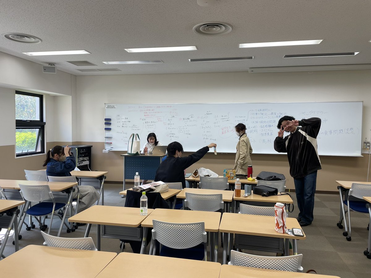 KGIH2023's tweet photo. ビラを受け取っていただいた方ありがとうございます💖
今日も上ケ原キャンパスで緩々とミーティングしてます！
昼間にもビラは配る予定なので受け取りに来てくださいね

#春から関学
#関学 https://t.co/wVOEywTlNW