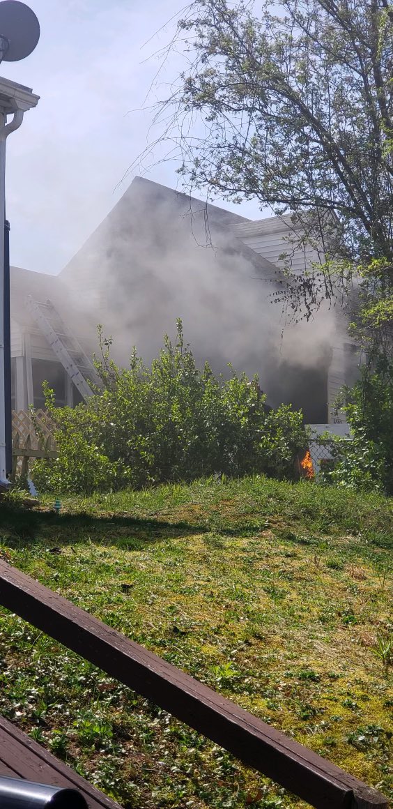Kentland33's tweet photo. #Engine332 was dispatched to the 6300blk of Powhatan St. for a reported house fire. Engine Co. 9 arrived with fire showing from the Bravo Side basement windows. Engine 332 arrived 3rd due and stretched the Kentland 250’ Stinger from the rear to Side Bravo to cover the 1st floor. https://t.co/JZagKDfxjW
