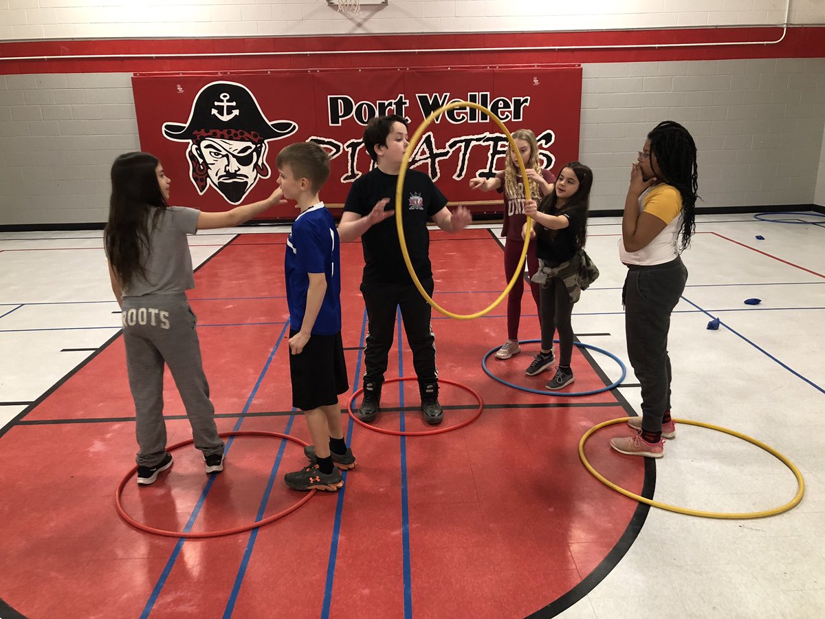 MrKSDyck's tweet photo. Grade 5/6s @PortWellerPS #Cooperating to accomplish a common goal in #PhysicalEducation. #CooperativeGames #SpaceChase #StayInTheShip! #ActiveParticipation https://t.co/FGKDHRcOwy