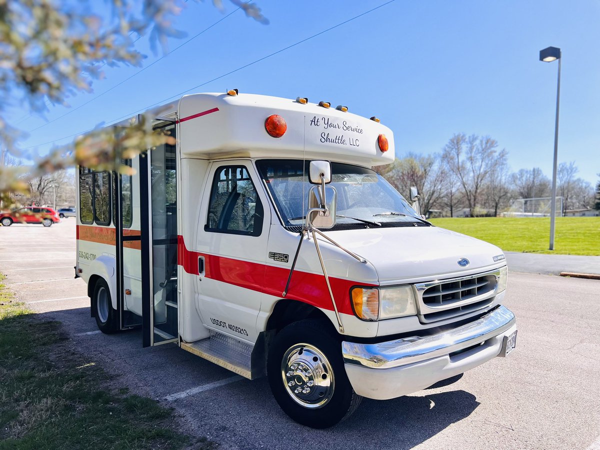 AYSShuttle_Taxi's tweet photo. At Your Service Shuttle is back from the makeover and ready for bookings!  #franklincountymo #moshuttle #aysshuttle #atyourserviceshuttlellc #carolynchristy   #ladybusinessownersmo https://t.co/bdNq59sCqL