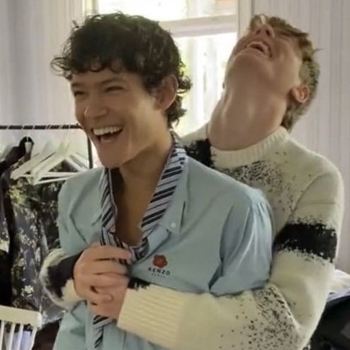 (🫶🏼💌🌟)

tudo no mundo é falso.

a grama do campo de futebol
nem é grama, é feita de plástico e brilha muito, mesmo que agora esteja no meio da noite. 

todas as pessoas são falsas, elas são só pedaços de metal.

mas eu gosto de você, e eu sinto que isso não é de mentira