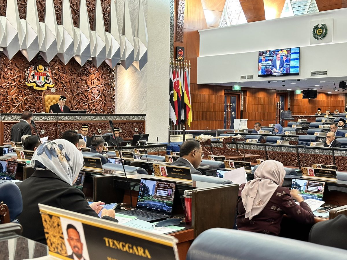 “Pagoh, Marang dan Larut masih tidak kelihatan dalam dewan,” Sedangkan PMX <a href="/anwaribrahim/">Anwar Ibrahim</a> telah mula menjawab soalan sesi PMQT. Setakat ini, TRIO ini tidak pernah wujud berdepan dan berdebat dengan PMX dalam Dewan Rakyat. <a href="/MuhyiddinYassin/">Muhyiddin Yassin</a>