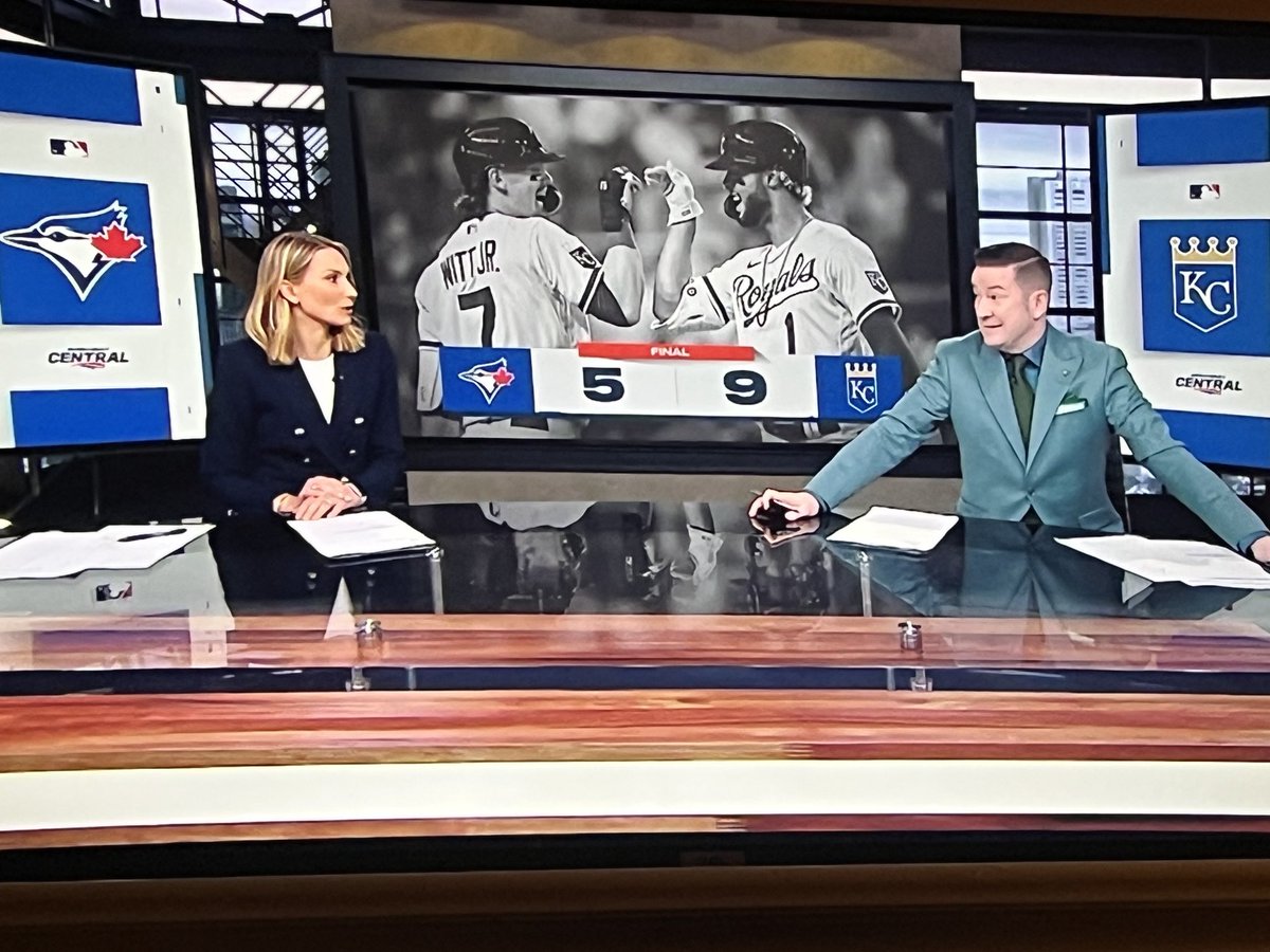 trahg's tweet photo. Hey ⁦@SNKenReid⁩ is that your green screen suit? https://t.co/8JFBmQ0SC7