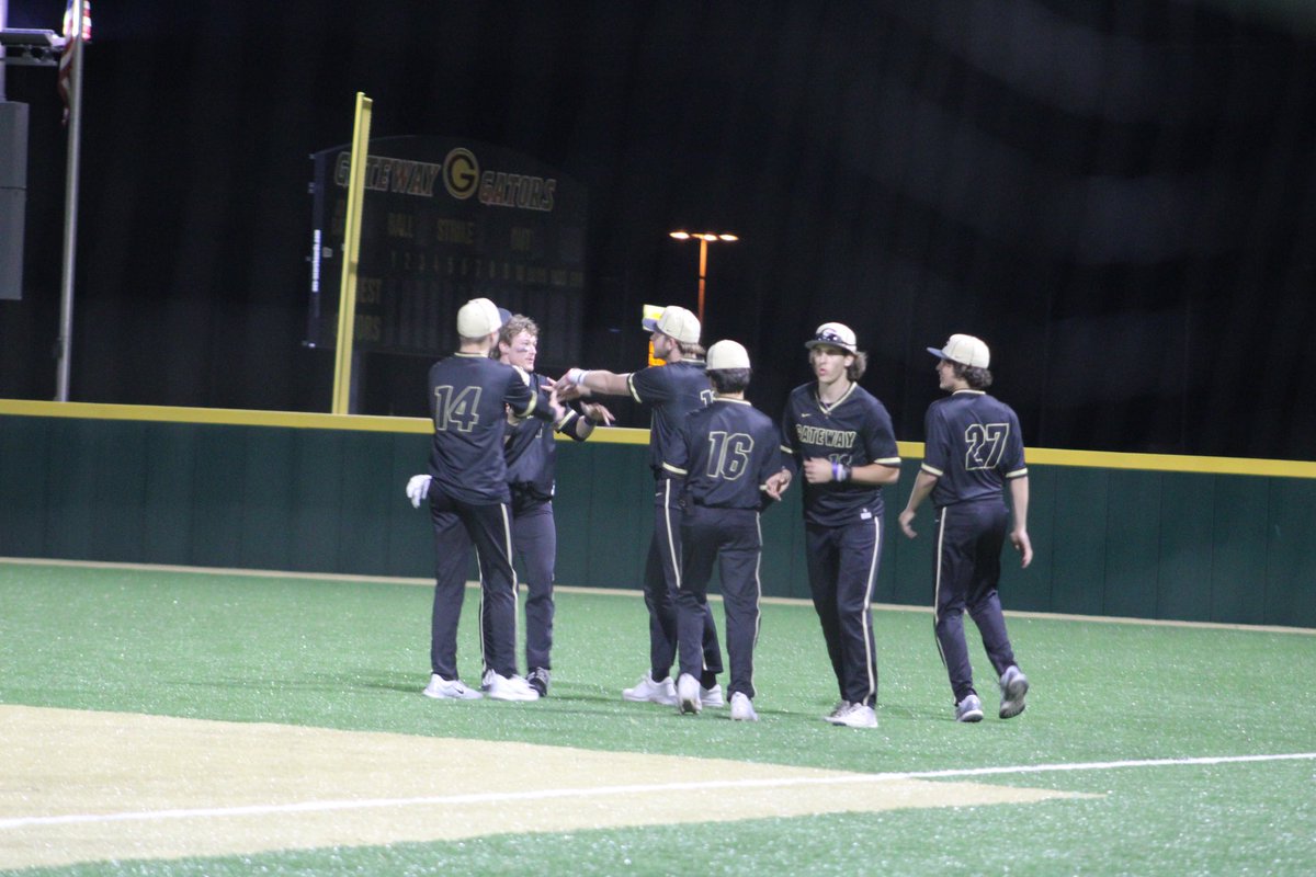 _GatorsBaseball's tweet image. GATOR W vs Franklin Regional!!

@NolanBoehm with a HUGE W going 5.2 innings with 10ks and only 1 hit
@AhmadH4226 with the save, 1.1 innings pitched, 2ks
@N8Demchak 1-2, triple, 3 RBIs
@DunsmoreGrady 1-2, single 
@TailiThompson 1-2, single, 1 run, BB
@br_bell25 1-3, single, 1 run