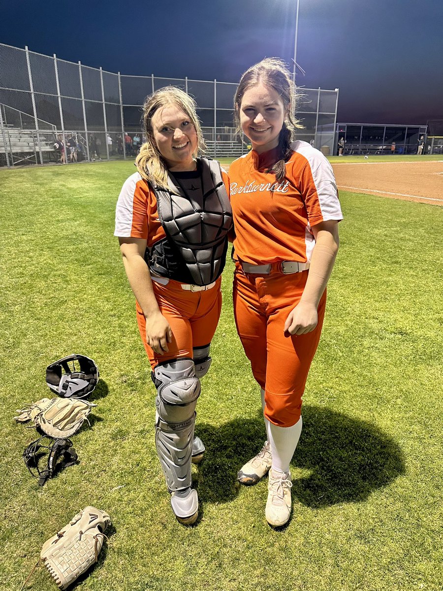 Name a better pitcher/catcher duo than these ladies right here. 🤟🏽 **also featuring fishy Kennedy. <a href="/gray_natalee/">Natalee Gray</a>  <a href="/GriffinHefton/">Griffin Hefton</a>
