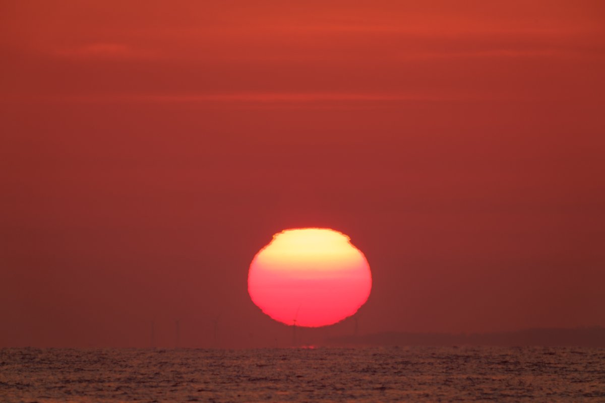 jtakage's tweet photo. 今日の日の出はだるま太陽。
#だるま太陽
#蜃気楼
#朝日
#弓ヶ浜
#theomegasun
#mirageofastronomicalobjects
#morningsun
#mirrage #japan #tottori #yumigahama https://t.co/uz7kI3S6TF