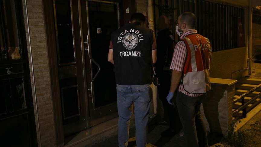 ÖĞRENCİLERE SAHUR OPERASYONU 

Ne Ramazan, ne sahur, ne iftar dinliyorlar!

İstanbul'da bu gece yarısı üniversite öğrencileri gözaltına alındı. 

İlk ulaşabildiğim bilgi: "Evden çıkarken, merdivenden inerken, sokakta film çeker gibi video çektiler."

Gelişmeleri paylaşacağım.