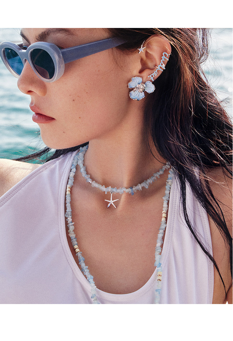 Aquamarine necklace to start a dance with the blue sky and white clouds