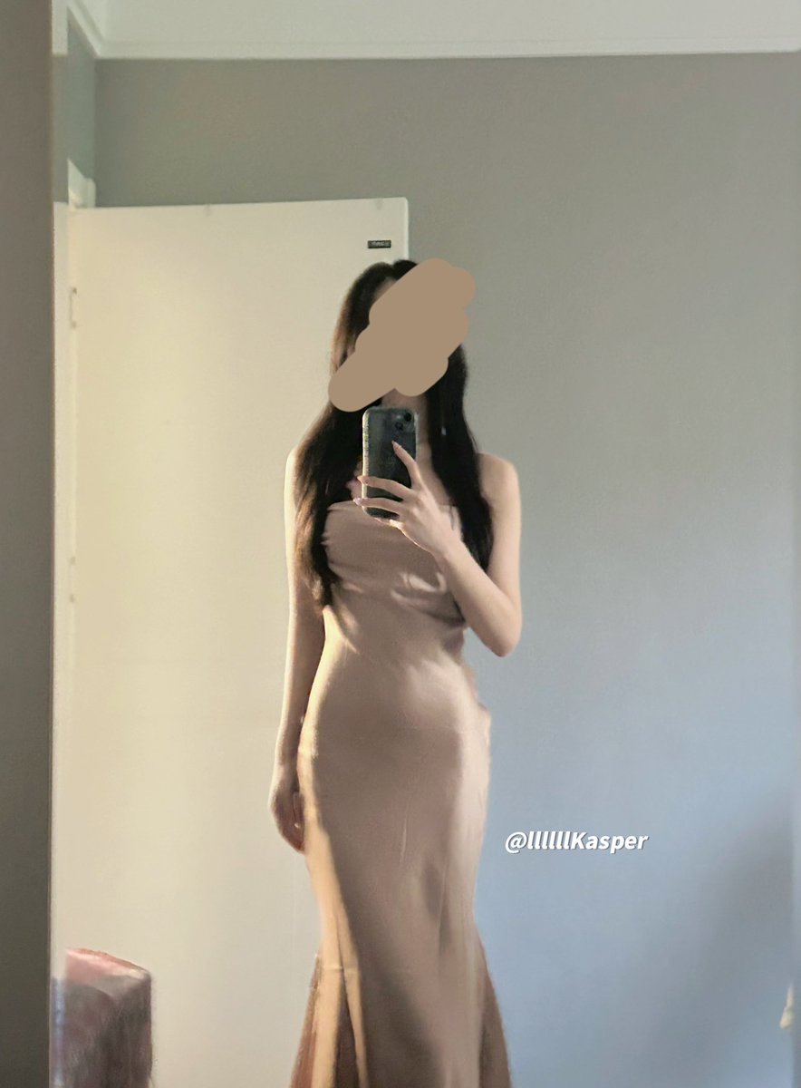 这个裙子真的显得身材好好！
but不知丢在什么场合能穿
（是那种缎面香槟金～） https://t.co/oApbxMgC90