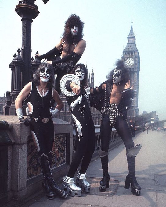 crockpics's tweet photo. Kiss in London, 1976. Photo by Barry Levine. https://t.co/dQzRIGvdYO