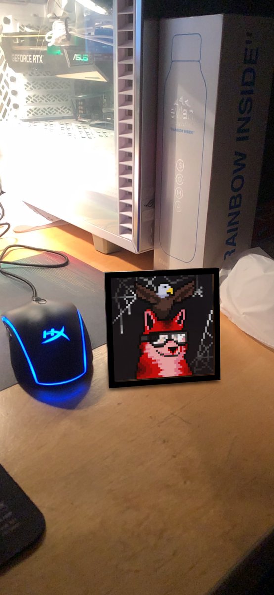 lucianostea's tweet image. Loving this AR feature. Maying I should get a real one for my desk 🤔 #MoonrunnersAR #Moonrunners @holoframe_eth @MoonrunnersNFT