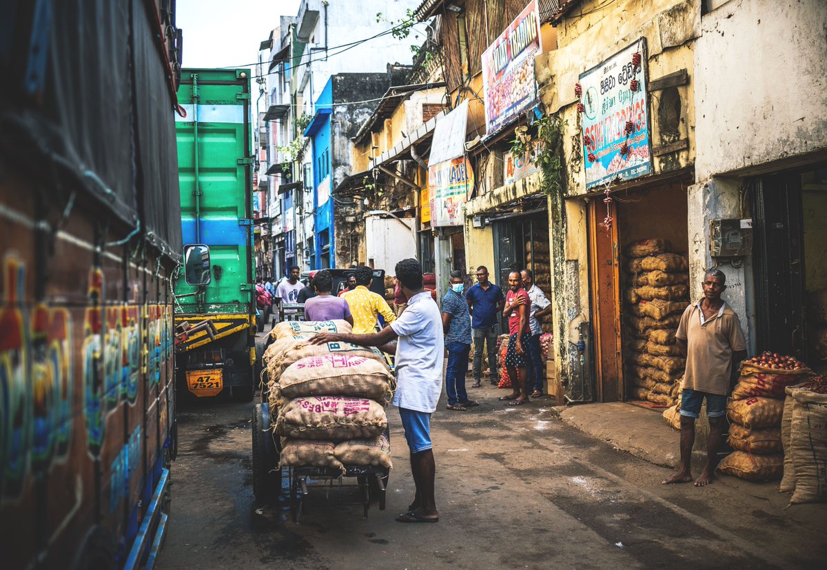 S_MorningLight's tweet photo. RUSH HOUR IN PETTAH
#Naattamis move out with their distinctive 2-wheeled handcarts. Everything coming into #Pettah, from grain to fresh produce must be carried on their carts & backs. 4th Cross St, Sep 2022. More@ https://t.co/F5FBBCvlDz
#Canon #R6 & #RF35_1_8 courtesy @Canon_SL https://t.co/zUNEFTUeJK