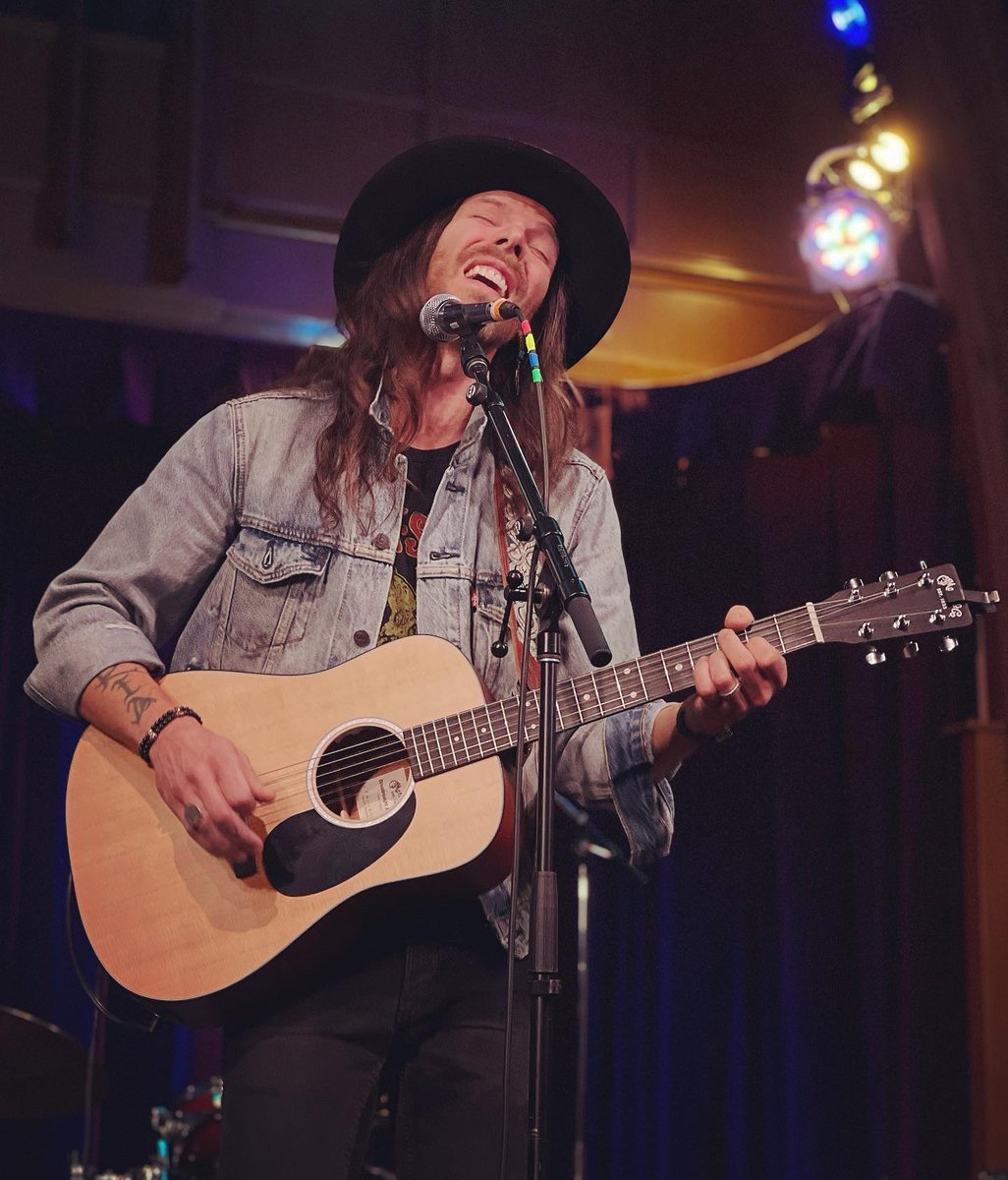 folkawards's tweet photo. Introducing Canadaβs CONTEMPORARY FOLK SINGER OF 2023!! HUGE congrats @imkylemckearney on this very well deserved WIN! Join us in congratulating Kyle! #canadianfolkmusicawards #sakamotoagency #alberta_music #strutent ( #π· @phasemusicmgmt ) https://t.co/ISjTOPSt59