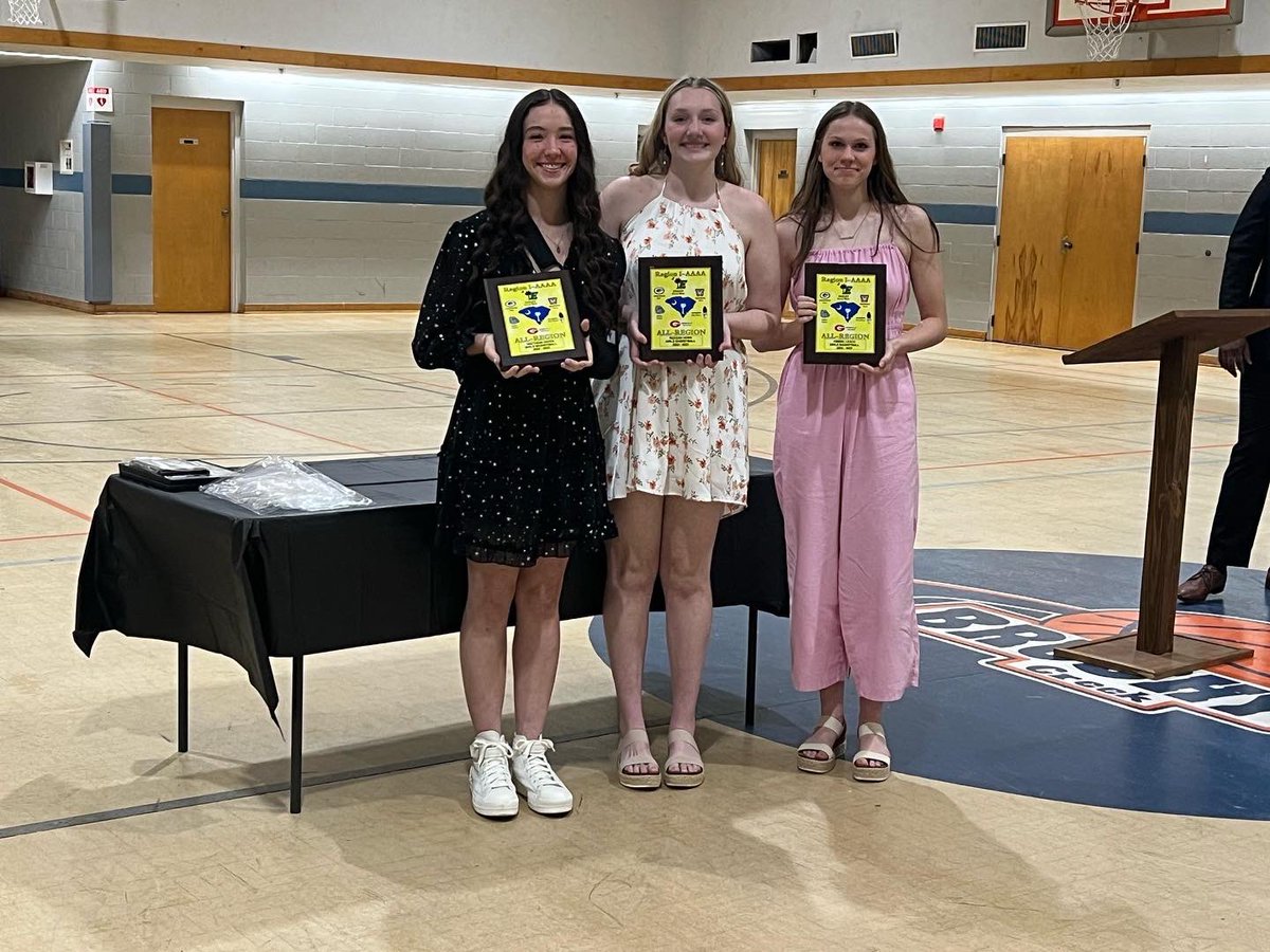 EasleyGirlsBB's tweet photo. Banquet fun to celebrate the success of both teams 🏀💚🌊! #setthestandard #ladywave https://t.co/5uFk21htSw