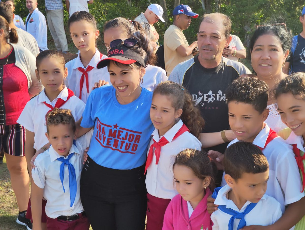 AtencionSs's tweet photo. Juventud divino tesoro. Viva el 4 de abril! Felicidades también a nuestros pioneros, que como dijo Martí... "Son los que saben querer, son la esperanza del mundo" https://t.co/gnqu6D6HF7