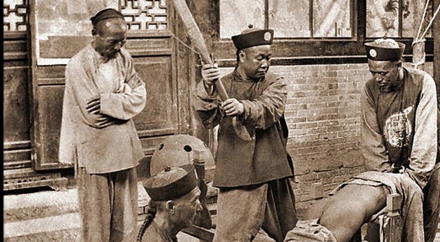 Zealots2022's tweet photo. 裤论 | 如何使自己润出来后不是蝗虫、黄祸？
一位网名“请叫我润姐”的网民，用的是凤姐的头像，我猜这人不是凤姐，不过无所谓，中国人尽干这种盗窃 别人头像发言的龌龊事，不奇怪。

他/她发帖说：
“1949不润，是你爷爷的错；

2022还不润，你孙子要骂你错”
我的一个朋友叫摩西，在推特上也比较有名。他发帖赞美美国的敌人佩洛西，其中有一句话让我很不舒服：“过去摩西如何支持川普总统连任，今天摩西同样支持佩洛西议��访台。因为这一步，对于渴望自由的中国人，是一个莫大的鼓舞。”

我不介意一个人是支持川普还是支持佩洛西，这是个人价值观念与选择。我不舒服的是“对于渴望自由的中国人”这一句。我不知道摩西用哪一只眼睛看见中国人渴望自由了。中国人渴望的是一个仁慈的主人，爱民如子的皇帝，能吃饱喝足和交配.....。

那么，我想说的是，我不反对中国人往自由国家润，问题是润出来的都是些什么人？如果你不带偏见地去检视在美国和加拿大的中文群体移民，你会发现，1949年润出来，是蝗虫；2022年润出来，是黄祸。

我一直说，如果没有对自由认同，这样的移民群体，像蝗虫一样猛扑文明社会，就是文明社会的灾难。

人类社会在我看来无法就两类，一类是相信造物主的社会，一类是拜偶像的蛇崇拜社会；一类是契约社会，一类是建立在生殖器紧密联系的���带上的血缘社会。

很不幸的是，中国人自称是龙的传人，也就是蛇崇拜、建立在生殖器血缘关系上的野蛮社会。这样的社会里的人，移民到自由社会，自然需要懂得自由社会的基本规则，并慢慢习得自由的价值观。可悲的是，大多中文种群确实坚定的把母国失败的文化、堕落的道德和糜烂的观念体系复制到了他们渴望融入的社会。

当你离开中国时，你必须建立对中国的四重认知：

1、国家是可以选择的，包括“中国人”身份；

2、中华文化是低等级文化，一直处在人类文明边缘，且大多邪恶无比；
3、建立个人的善恶与神圣的自由观念，是脱离低级动物性的必由之路；
4、我们逃离的中国是恶魔的爪牙，而不是母亲的怀抱 。
那么，当你移民到自由国家，而不是准备成为黄祸或蝗虫时，你应该明白哪些自由社会的内容？

首先，你需要忘掉的是皇帝和对他人在没有契约条件下的服从。其次，你需要认识，自���社会意味着这些核心内涵：选举议会、人身保护令、契约自由、法律面前人人平等、开放的市场、出版自由、信仰的自由、陪审团制度……等。

必须清楚，跨越种族、国籍、文化，而构建的人与人之间普世的爱，是基于灵性、个人的责任及对真理的服从。灵性、个人的责任及对真理的服从，搞不清楚个人的责任，那么，无论你在墙内还是墙外，你都一样都是活成了蛆、蝗虫、黄祸。

自由、敬虔、美德，这是人应该追求的生活方式。

柏拉图说人必须具备的四个基本美德是：节制，审慎，勇气和正义。

亚当-斯密说：“对自己幸福的关心，要求我们具有谨慎的美德；对别人幸福的关心，要求我们具有正义和仁慈的美德。前一种美德约束我们以免受到伤害，后一种美德敦促我们促进他人的幸福。”

当然，行走在旷野的我，并非能做到���上内容，而是因为我认识到以上内容，才促使我努力不再做一个中国蛆、蝗虫、黄祸，用尽人生最后一丝力气，活出人的样子，如此而已。

裤论 8-2-2022
