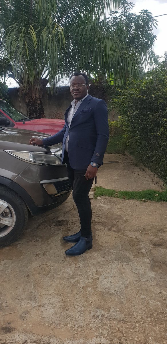 vuadinho's tweet photo. Aider moi svp 🤔je un probleme de choix. 
Qui je péu prendre comme Epouse? Jusq l'heus jn pas encor trouver une famme selon les capaciters et caracteurs que j cherche. Une famme Entreprenaire doúce,belle capable pour une bonne gerence des Entreprises et tandre amouréuse 🤔intelec https://t.co/rfhdH450UN