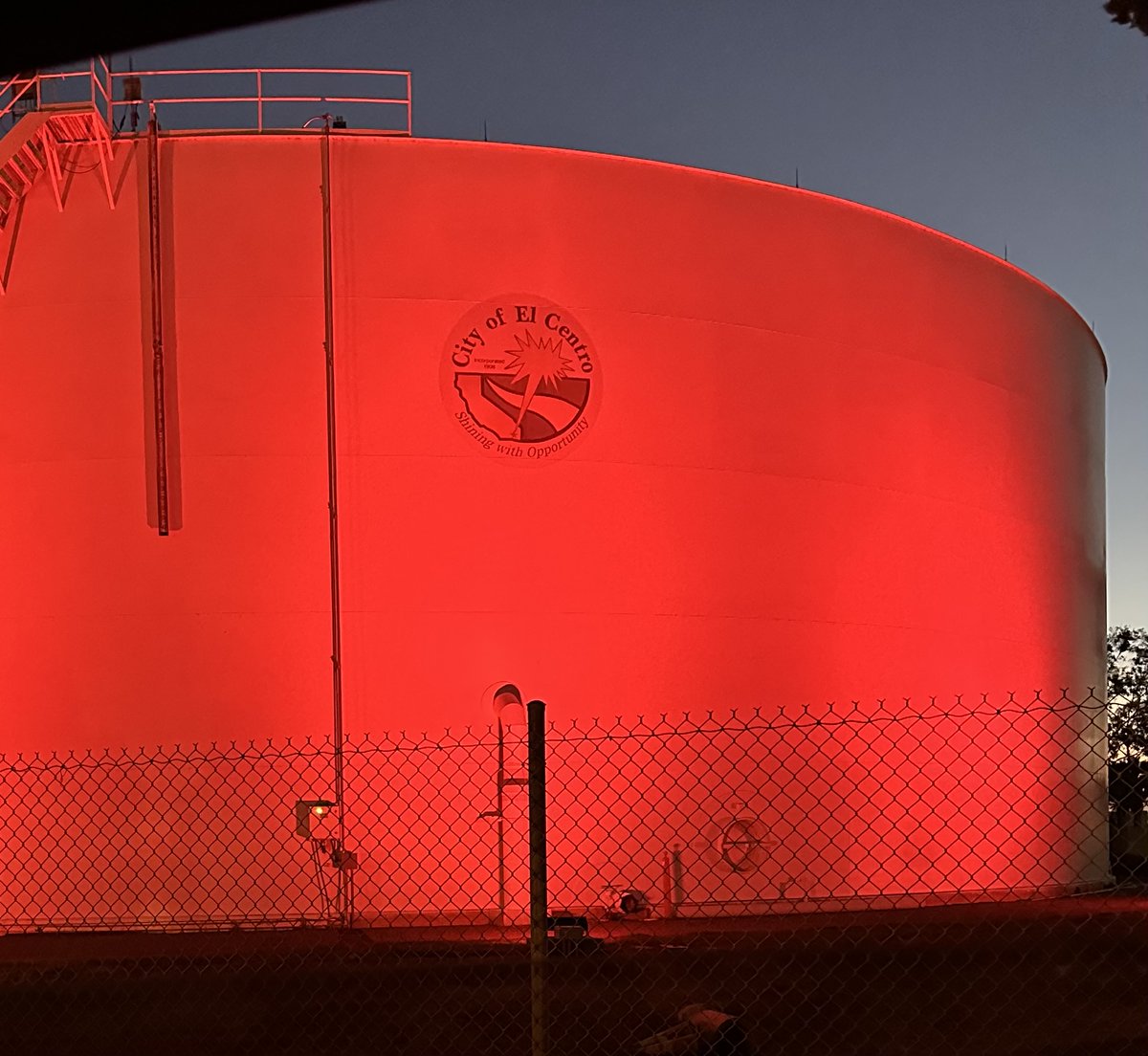 San Diego Aztecs fight! For it’s the Red and Black! The City of El Centro proudly supports the SDSU’s Men’s Basketball Team tonight during their appearance in the NCAA National Championship. Our water tank is draped in red tonight! Go Aztecs!!! #GoAztecs #NationalChampionship