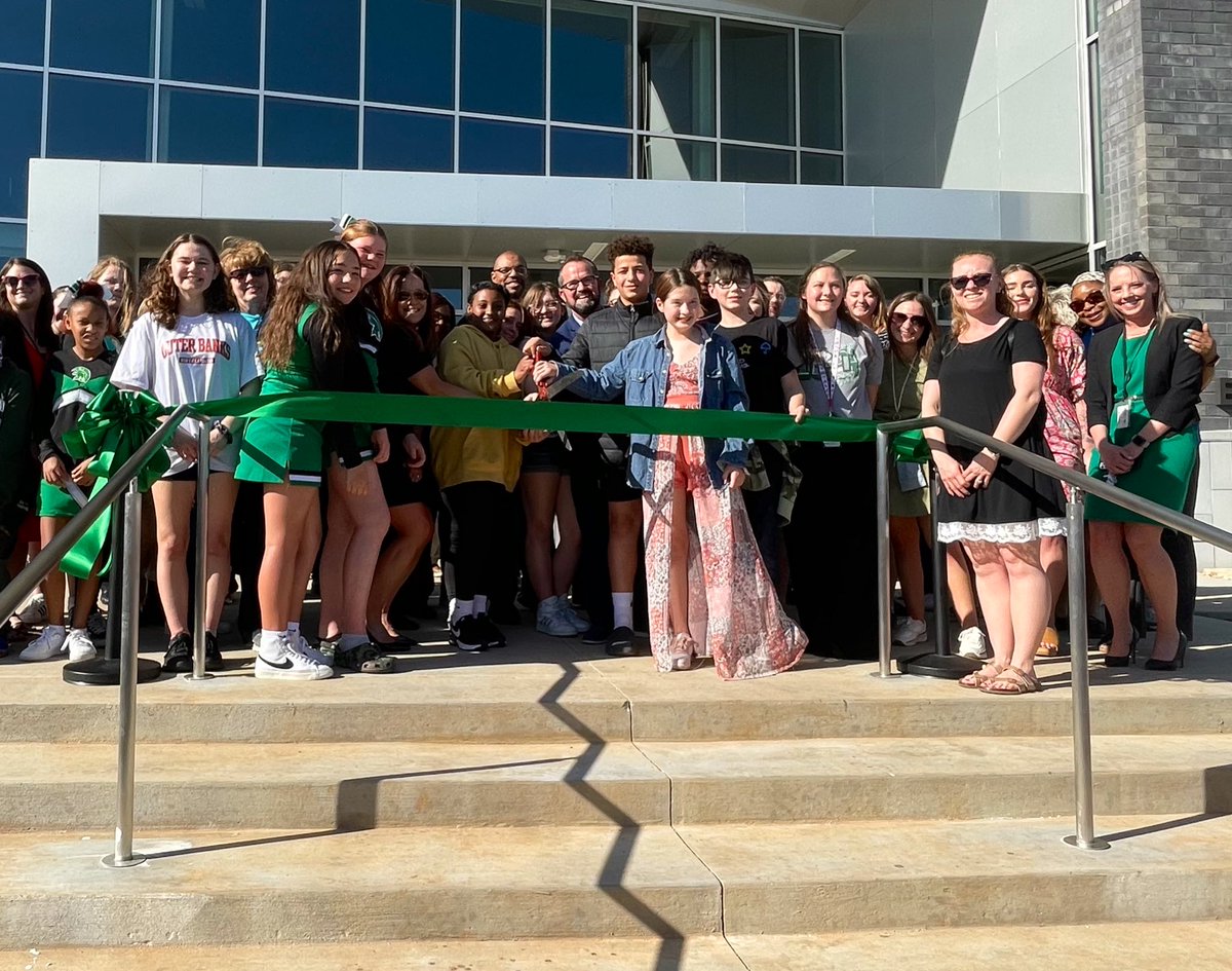 StephenHall_PR's tweet photo. The ribbon-cutting ceremony for @JarrettTrojans celebrated completion of the final project for Phase 1 of Proposition S. Voters will decide on Phase 2 on Election Day Tuesday. https://t.co/XMdFo4UlJo #SaferStrongerSchools #SPSProgress https://t.co/zxsa7TuYJw