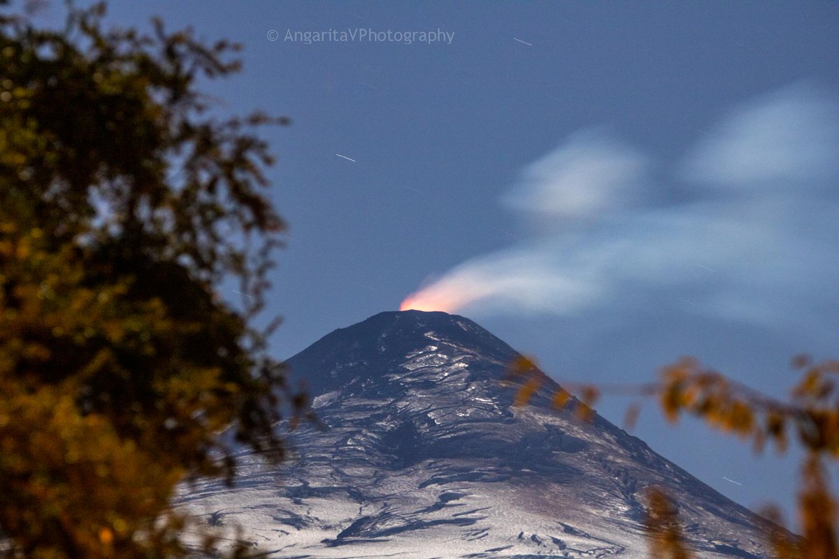 AngaritaV's tweet photo. Volcán Villarrica iluminado por la luz de la luna 🌕 #Coñaripe https://t.co/t3wAt0YVxR