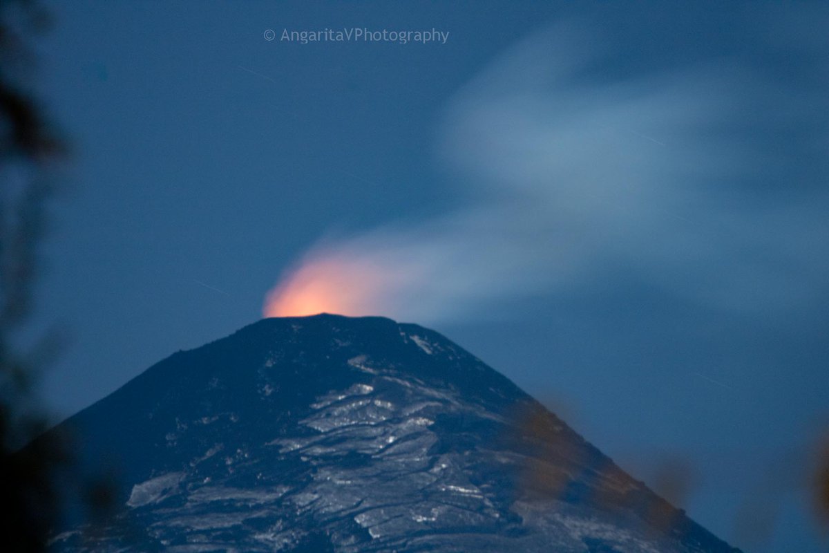 Volcán Villarrica iluminado por la luz de la luna 🌕 #Coñaripe