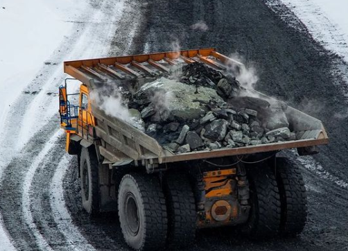 Outletminero's tweet photo. ⚒ Inicia el martes y nos topamos con estas fotografías de postal 📸, un increíble #yucle en acción. 🕹👷🏻‍♂

¡Chulada de maquinaria pesada! 

📸IG: Mining Engineering Education⚒

#minería #minero #miners #mineria #mininglife https://t.co/pBBoVmfROo