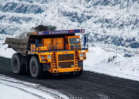 Outletminero's tweet photo. ⚒ Inicia el martes y nos topamos con estas fotografías de postal 📸, un increíble #yucle en acción. 🕹👷🏻‍♂

¡Chulada de maquinaria pesada! 

📸IG: Mining Engineering Education⚒

#minería #minero #miners #mineria #mininglife https://t.co/pBBoVmfROo