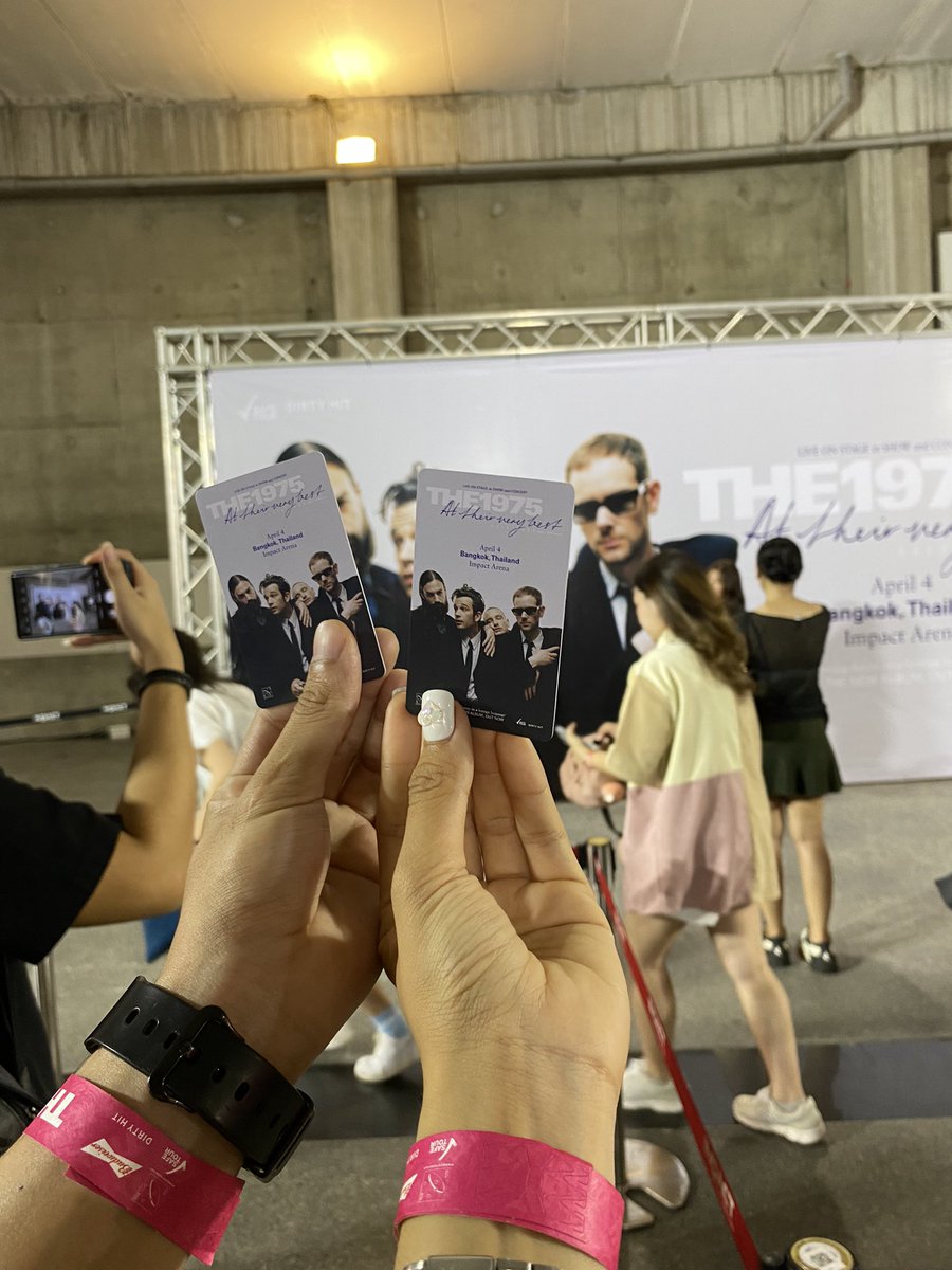 aomsriireview's tweet photo. รายงานตัวคั้บบบ  #The1975LiveInBKK https://t.co/XCTu2SEKAD