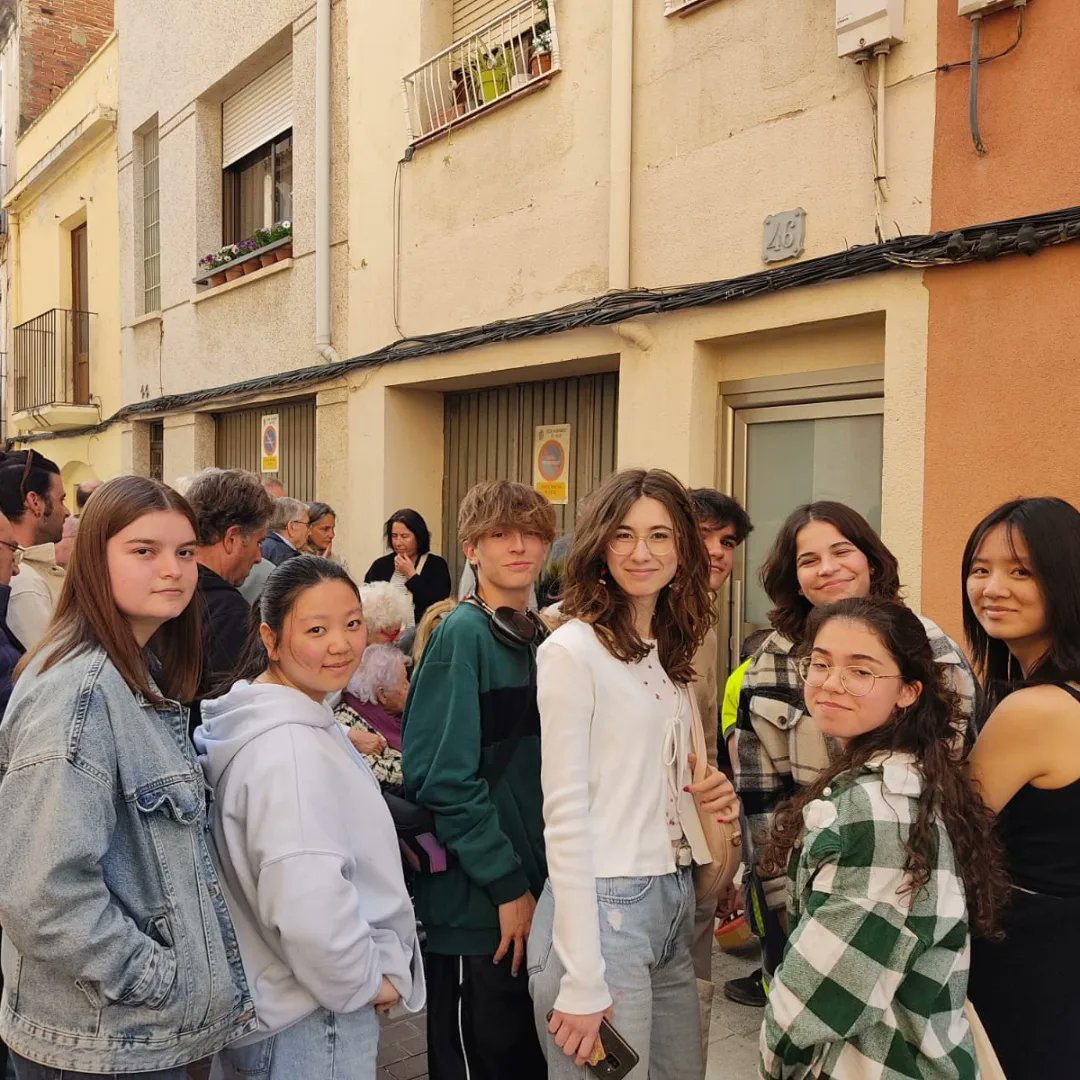 SantJosepReus's tweet photo. Fem #memòriahistòrica.
Ahir es va col·locar la primera @stolpersteine a Reus
Alumnes d'ESO i Batxillerat vam ser-hi presents #sempreenshitrobareu
@reus_cat @arxiureus

#SantJosepReus #somunaescolaperatu #escolaconcertada #batxilleratconcertat
#reus #EstampaElTeuSegell💜 https://t.co/liusNpRQkz