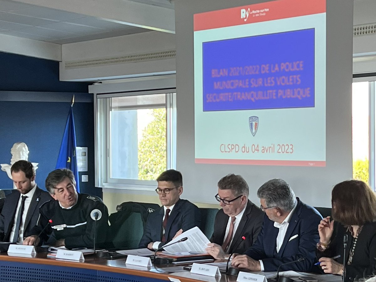 Lucbouard's tweet photo. Séance plénière du #CLSPDR : depuis 2014 nous sommes engagés dans une amplification de notre politique de #sécurité #prévention :
✅ 16 policiers municipaux + 4 recrutés en 2023
✅ 10 Asvp
✅ 168 caméras
✅ 8 médiateurs
✅ 7 éducateurs
✅ 170 permanences sociales au commissariat https://t.co/Gz4600vv0v