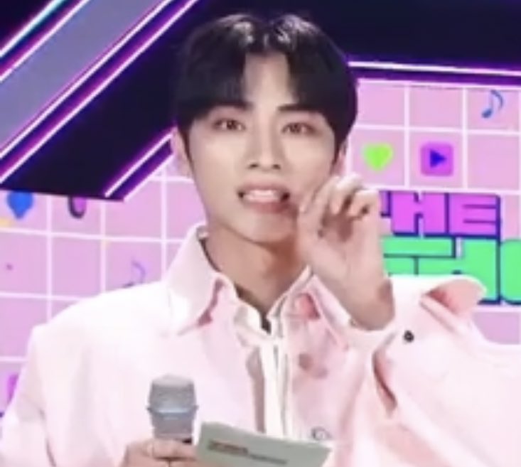 smoldejuns's tweet photo. sweet boy junjun on the show today 🌸🌸🌸 https://t.co/vGv17Z88oL