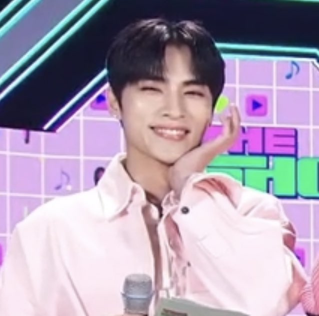 smoldejuns's tweet photo. sweet boy junjun on the show today 🌸🌸🌸 https://t.co/vGv17Z88oL
