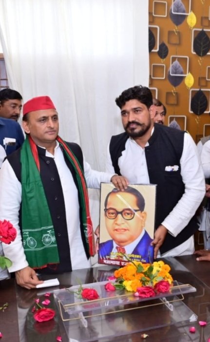 NarendraS_P's tweet photo. माननीय राष्ट्रीय अध्यक्ष श्री अखिलेश जी का आशीर्वाद प्राप्त हुआ!! @gulshankunda @ManojSinghKAKA @SantoshYKT @yadavakhilesh @YadavAditya01 @dimpleyadav @Vinayyadavspbcn @Virendra_mla @shailendraydv12 @YadavChavinath @BrajeshYadavSP @brajeshlive https://t.co/ZAToNWfkKH