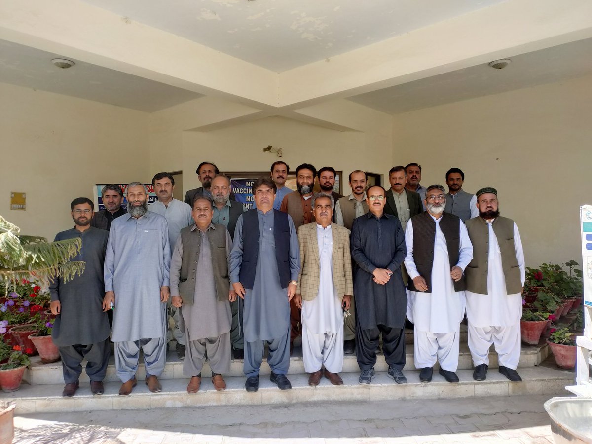 Raziqkakarpfof's tweet photo. بلوچستان پروفیسرز اینڈ لیکچررز ایسوسی ایشن کے صدر پروفیسر M Mohammad Tariq جنرل سکریٹری Raziq Ulfat Kakar اور ڈویژنل صدر پروفیسر Amjad Hussain  کا گورنمنٹ کالج اف کامرس کا تنظیمی دورہ https://t.co/W9XnEjVjkP