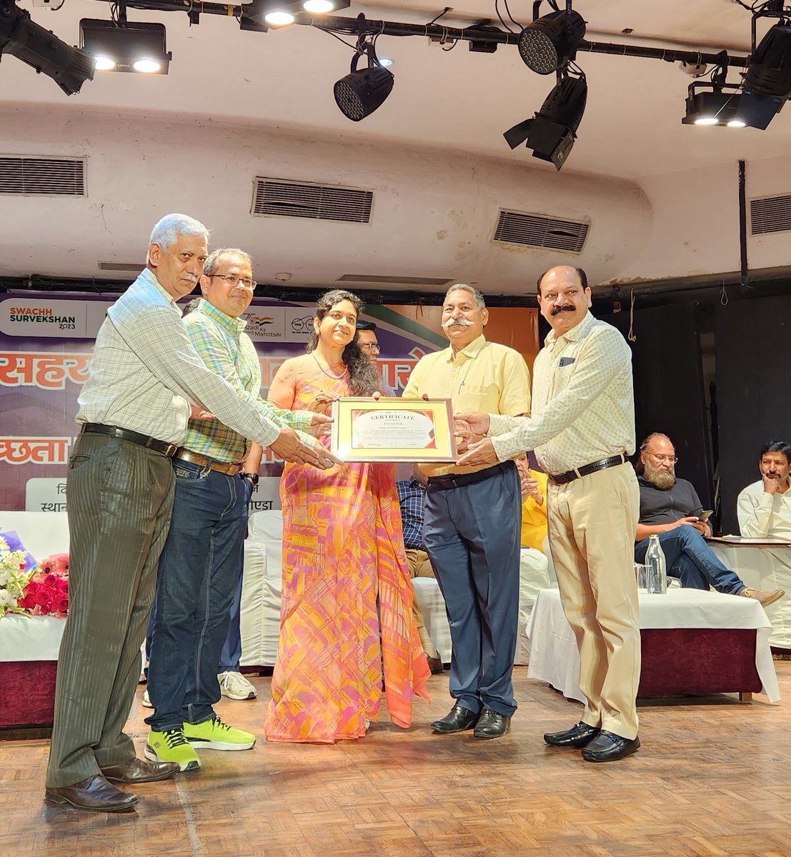 आज दिनांक 4 अप्रैल 2023 नोएडा प्राधिकरण द्वारा इंदिरा गांधी कला केंद्र, सेक्टर 6 में आयोजित कार्यक्रम में सीईओ श्रीमती रितु माहेश्वरी जी द्वारा डीडी आरडब्लूए फेडरेशन को नोएडा शहर में स्वच्छता के लिए किए जा रहे उत्कृष्ट सहयोग के लिए सर्टिफिकेट देकर सम्मानित किया। <a href="/noida_authority/">NOIDA Authority</a>