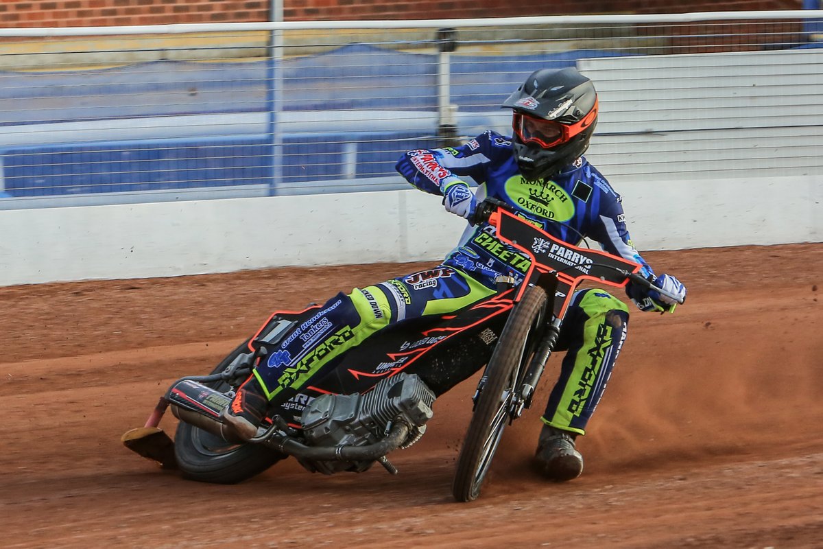 OxfordSpeedway's tweet photo. STYLE 👌

He makes it look effortless.. 😯

We'll take his word that it's not as easy as it looks 😁

See your new #⃣1⃣ @Sam_Masters33 in action at @Oxford_Stadium for the first time TOMORROW when we host @PooleSpeedway.

Adults - £20. U16s - FREE 🤩

👉 https://t.co/8nKRp1x5p3 https://t.co/um3MGE3ZEZ