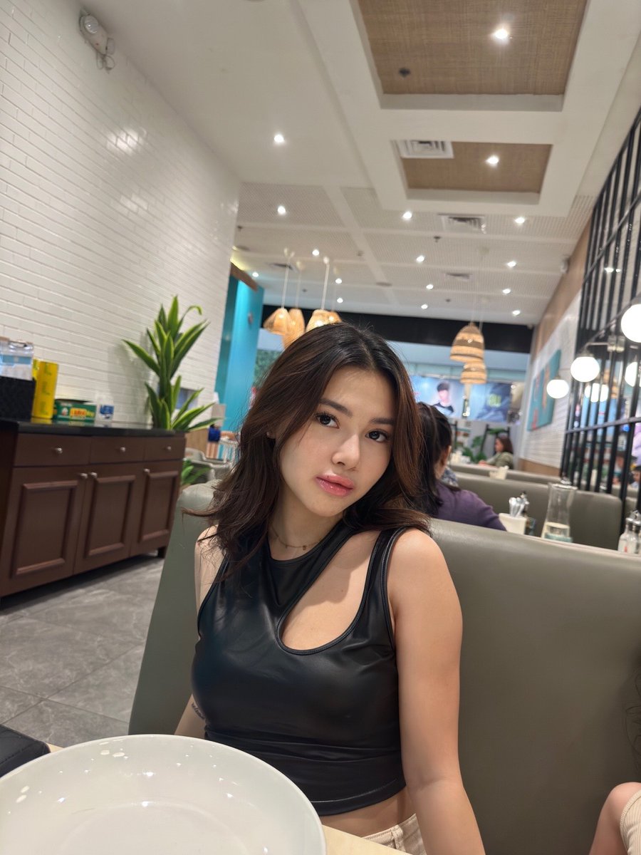 GabyOlin1's tweet photo. Holiday hihih tetap Sendiri 🥰

#PromoPuncakRamadanShopee 
CONGRATULATIONS JIMIN 
jgn di lihat aja Follow Dong Guys Nanti Aku kasih rekomendasi Situs Guys hihihi 🥳 https://t.co/pQgqZJ5GZ5