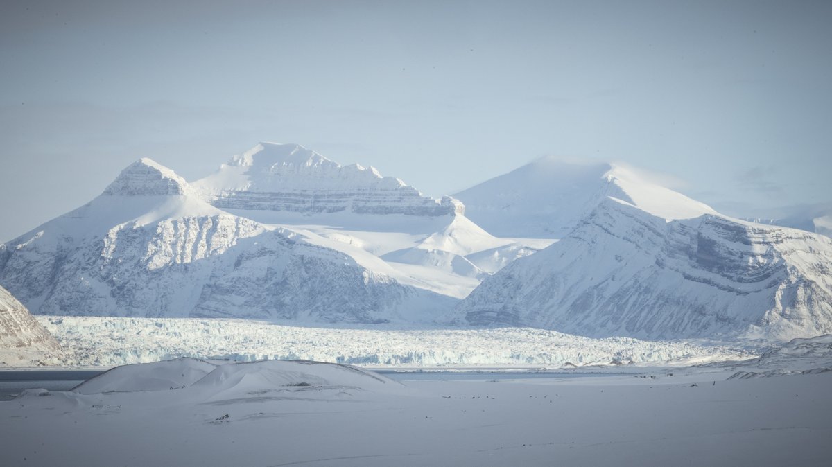 CaFoscari's tweet image. 📢 The @icememory_ Foundation, @CNRsocial_ @CNRisp present their new expedition in Svalbard to preserve the endangered Ice Memory of the Arctic.

🔎bit.ly/CF_Svalbard23_…

#IceMemory #ice #icecore #drilling