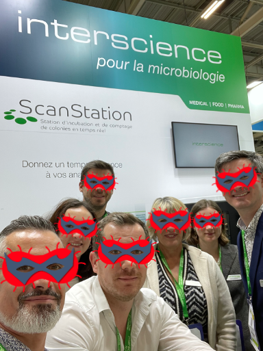 INTERSCIENCE_FR's tweet photo. A Forum LABO, tous #Supermicrobiologistes avec l’amical passage du Fédérateur de la communauté. 👏

A votre avis, il est où sur cette photo… ? 😜

#SuperMicrobiologistes #microbiologistes #microbiologie #laboratoire #agro #food #interscience #ForumLabo #MadeinFrance https://t.co/UIJ9J3njos