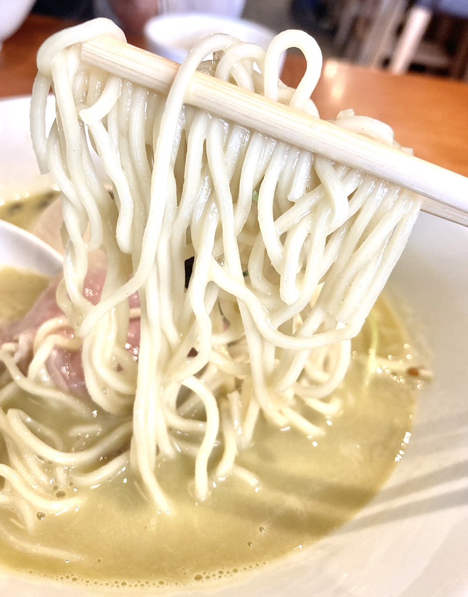 8dabewoman's tweet photo. え、待ってもう定時？！
ラーメンを14:00頃食べたらあっちゅうまに1日終わってた件…

でもめっちゃ美味かった。牡蠣ぱいたーん🦪💕
こってり牡蠣スープは白飯にかけて完飲。
しかも編集長にごちになりました😍ｱｻﾞﾏｳｽ！

#麺処ますや
#八王子飯
#ラーメン

@mm_hatiouji
https://t.co/k0nllMuIiv https://t.co/OH9vgOZUs1