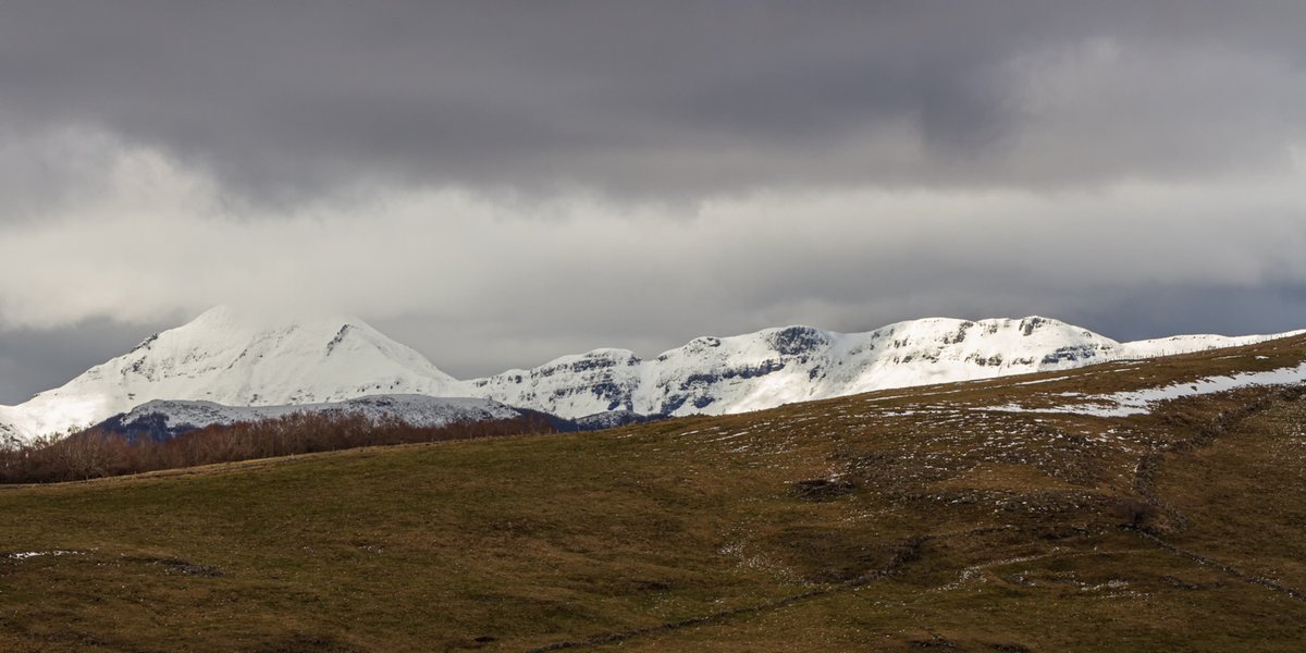 Un peu de neige sur les Monts du Cantal, 3 avril 2023 
Puy Mary
#puymary
#cantal
#auvergne
#neige #Panorama