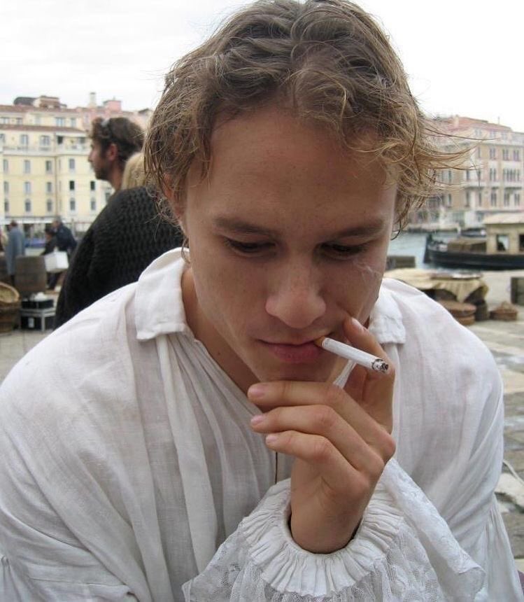 RPATZLEDGER's tweet photo. happy heavenly birthday heath ledger <3 https://t.co/Q8rsHZzzOj