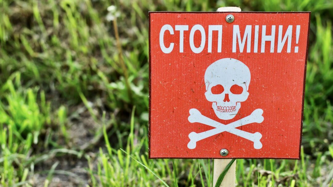 AzonesLaw's tweet photo. Сьогодні Міжнародний день просвіти з питань мінної небезпеки. Україна зараз одна з найбільш замінованих держав у світі.
#AZONES, усвідомлюючи масштаб проблеми, допомагає українським та іноземним компаніям отримати статус оператора гуманітарного розмінування. https://t.co/CQ2Go3AVh0