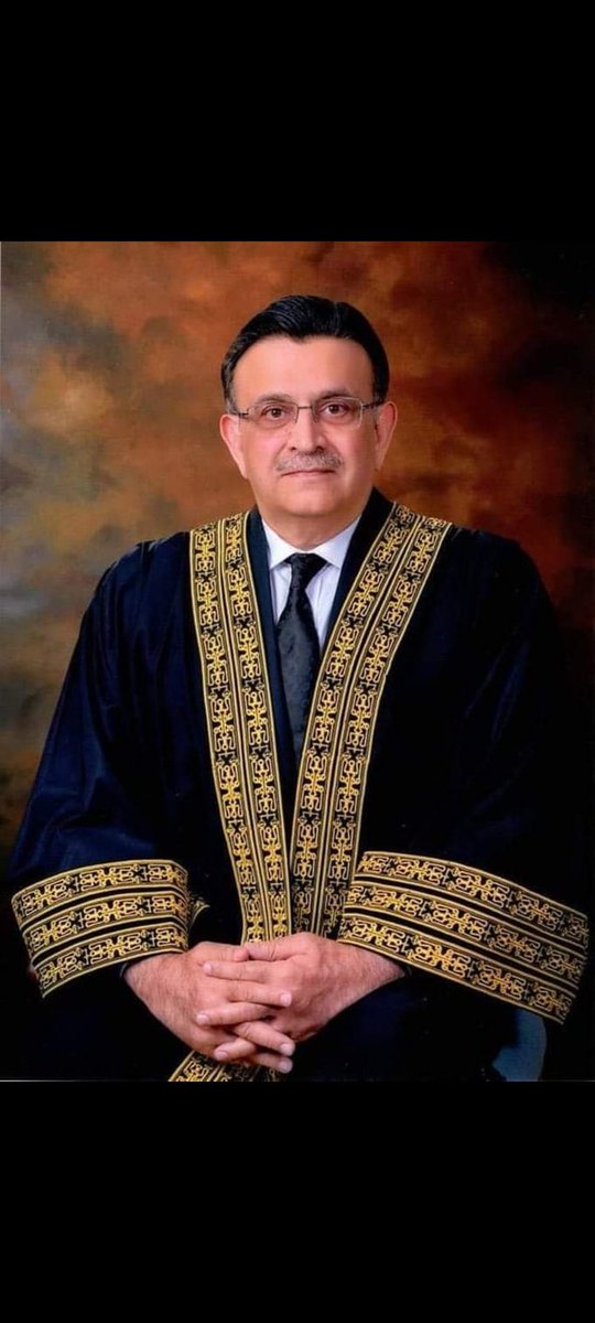 Let's make it the most retweeted picture as a token of appreciation to CJP, Judiciary, Judges and lawyers...!!!
 #NationStandswithConstitution