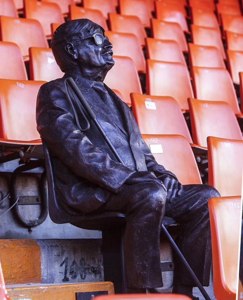 Vicente Navarro Aparicio was a Valencia season ticket holder who watched every home game.

Even after going blind, he would visit Mestalla Stadium to support his team and feel the atmosphere. 

The club built a statue in his favourite seat when he passed away 🧡
