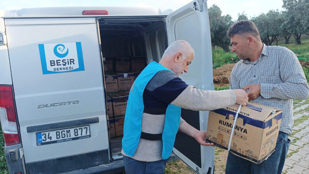 Besirdernegi's tweet photo. 📍 Hatay / Belen

Depremden etkilenen köy ve mahalleleri dolaşıyor, afetzede ailelerimize gıda kumanyası desteğinde bulunuyoruz.

#RamazanPaylaşmaktır
#BirlikteGüçlüyüz 🇹🇷

Yıl boyunca devam edecek deprem faaliyetlerimizi desteklemek için; 👇

https://t.co/RczfOxQM6S

📨 DEPREM Yaz 4032 (10 TL), 4012 (20 TL), 4042 (30 TL) Gönder

🏧 TR29 0020 5000 0004 0000 0000 01 (Beşir Sosyal Yardımlaşma ve Dayanışma Derneği)