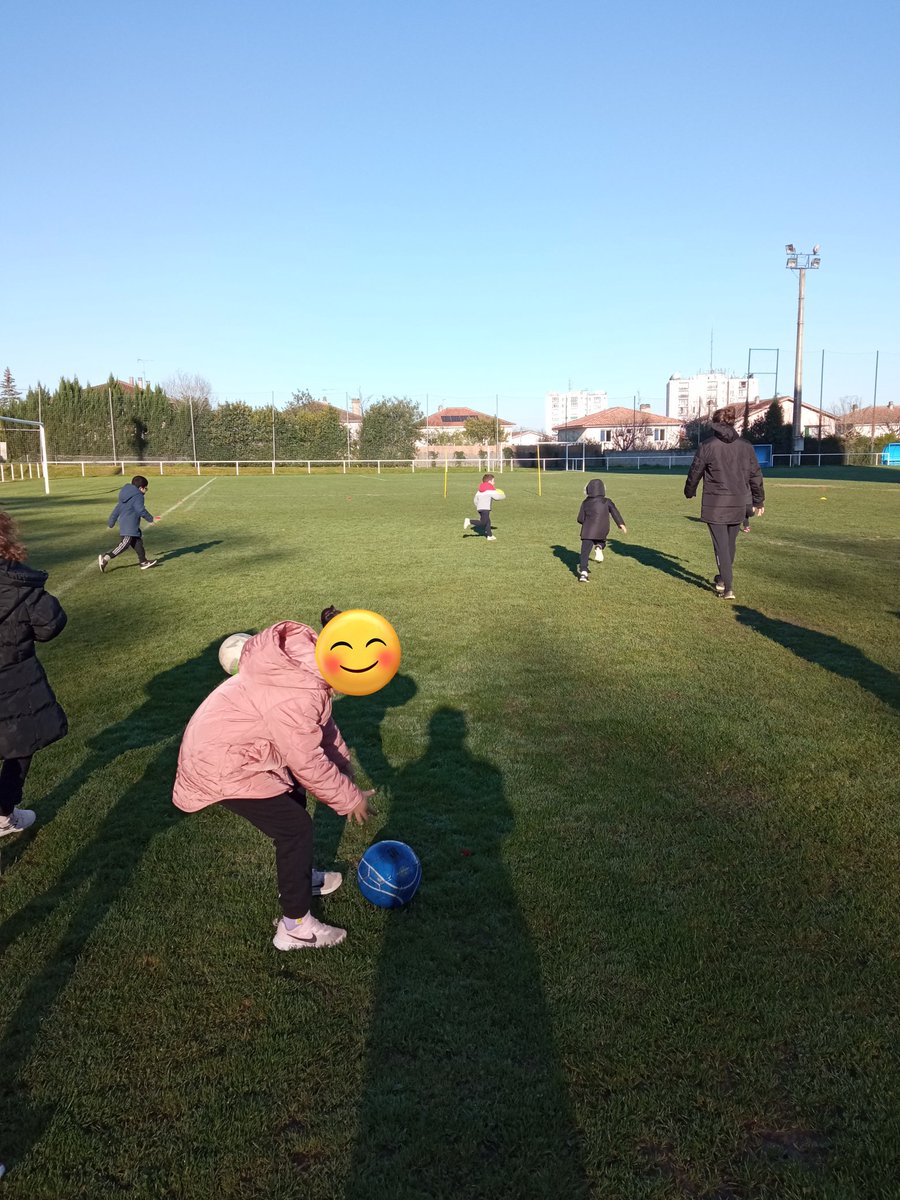Aujourd'hui nous avons fait du football avec une éducatrice de @ASJSoyaux au stade Fournier.  C'etait bien!!!