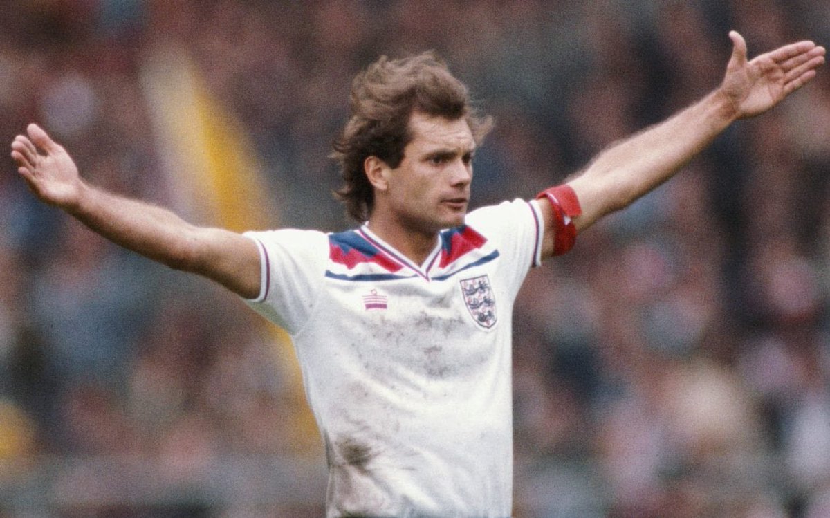 Remembering Ray Wilkins. Passed away this day in 2018. English footballer and coach. A cultured midfielder who played with Chelsea, Rangers, AC Milan,Paris Saint Germain & Manchester Utd. He also captained his country 10 times. Legend #RayWilkins ⚽️ 🥀