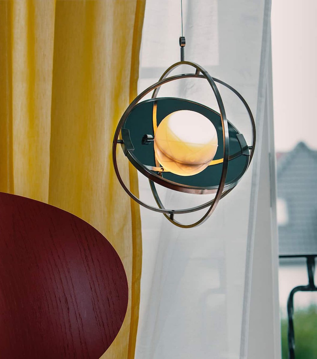 En collaboration avec l'association Little Sun, le géant du mobilier IKEA a dévoilé une lampe insolite au design inspiré du système solaire Plus d’infos : bit.ly/3U9rR1t